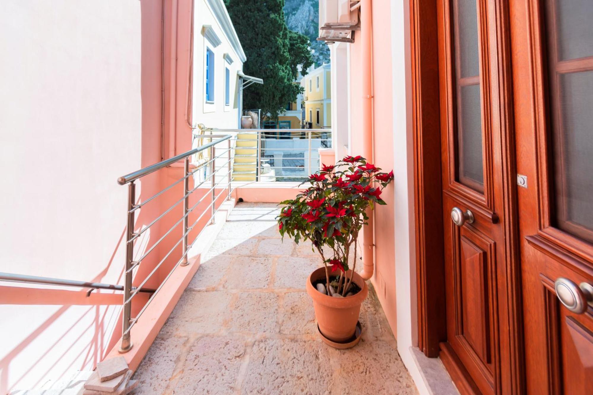 Yiayia'S Central Apartment 시미 외부 사진